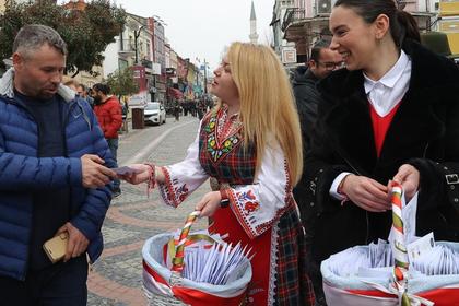 Генералното консулство в Одрин раздаде 1500 мартеници по повод 1 март - Баба Марта